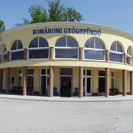 Tulipan Panzio فندق مبيت وإفطار Komárom