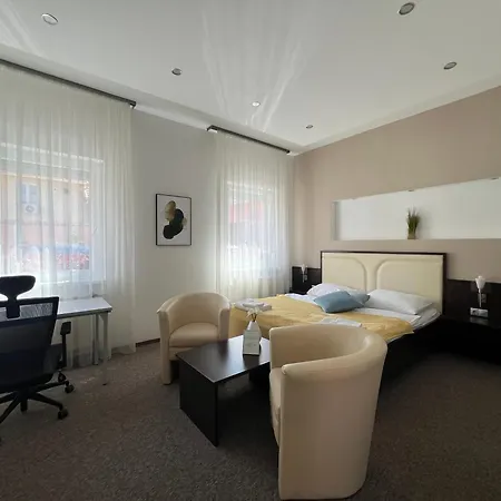 Tulipan Panzio فندق مبيت وإفطار Komárom