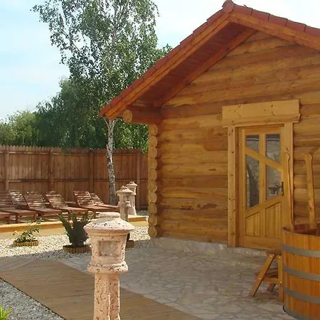 فندق مبيت وإفطار Tulipan Panzio Komárom